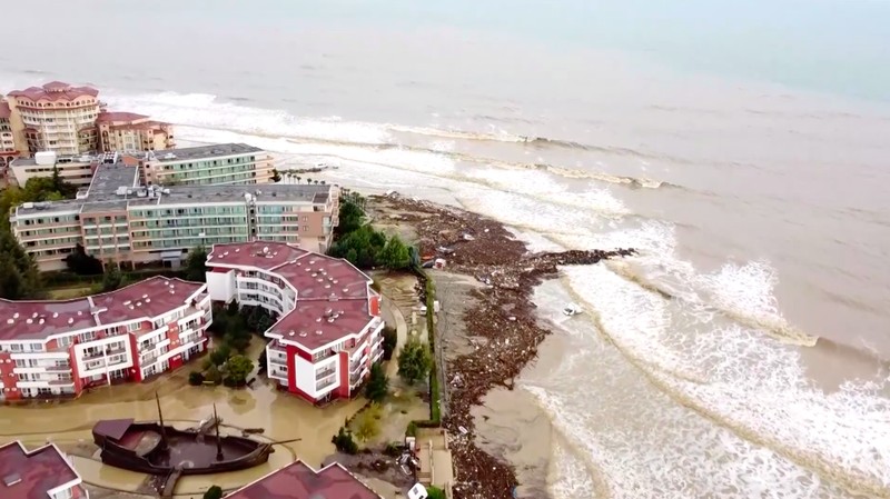 Setidaknya tiga orang tewas akibat banjir yang dipicu hujan deras di resor Elenite, kawasan Laut Hitam Bulgaria, pada Jumat, menurut laporan kantor berita BTA. (Tangkapan Layar Video Reuters/NOVA TV)