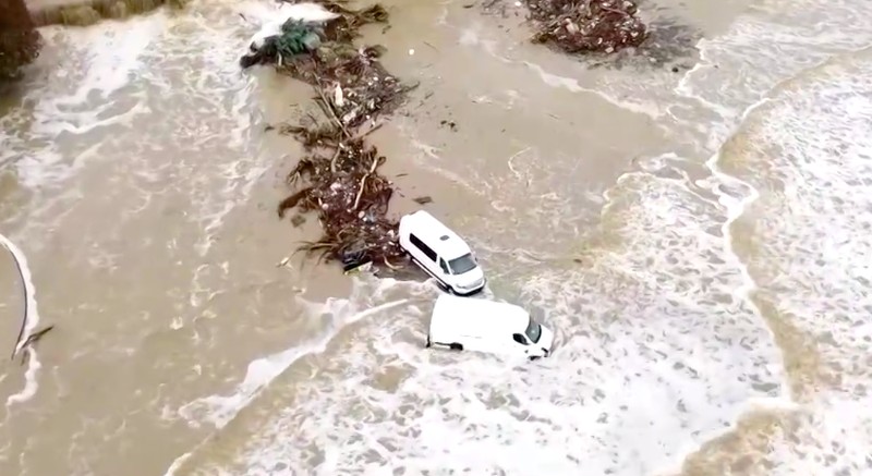 Setidaknya tiga orang tewas akibat banjir yang dipicu hujan deras di resor Elenite, kawasan Laut Hitam Bulgaria, pada Jumat, menurut laporan kantor berita BTA. (Tangkapan Layar Video Reuters/NOVA TV)