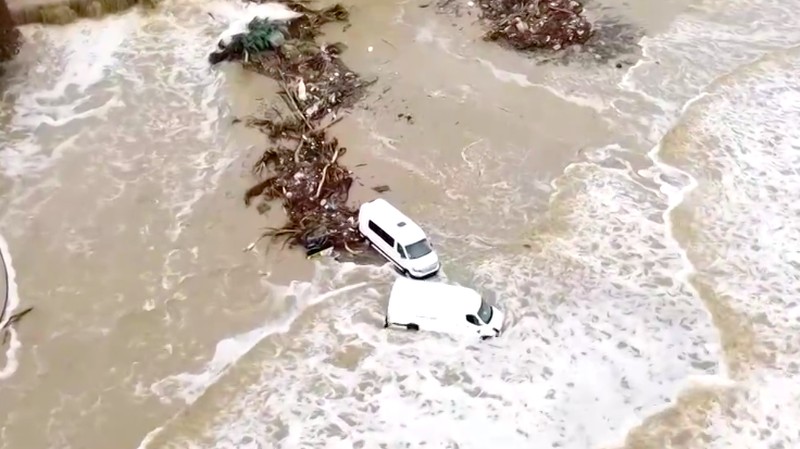 Setidaknya tiga orang tewas akibat banjir yang dipicu hujan deras di resor Elenite, kawasan Laut Hitam Bulgaria, pada Jumat, menurut laporan kantor berita BTA. (Tangkapan Layar Video Reuters/NOVA TV)