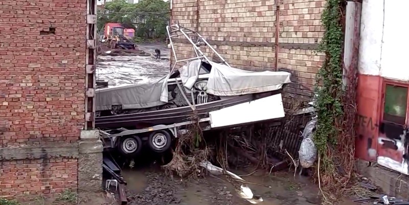 Setidaknya tiga orang tewas akibat banjir yang dipicu hujan deras di resor Elenite, kawasan Laut Hitam Bulgaria, pada Jumat, menurut laporan kantor berita BTA. (Tangkapan Layar Video Reuters/NOVA TV)