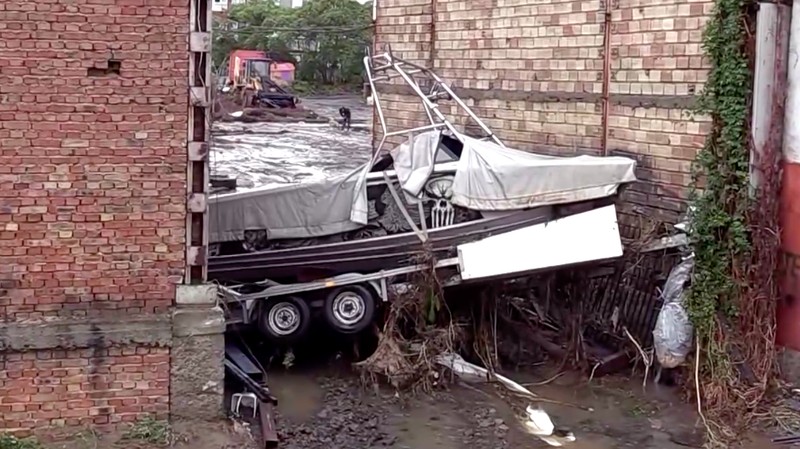 Setidaknya tiga orang tewas akibat banjir yang dipicu hujan deras di resor Elenite, kawasan Laut Hitam Bulgaria, pada Jumat, menurut laporan kantor berita BTA. (Tangkapan Layar Video Reuters/NOVA TV)