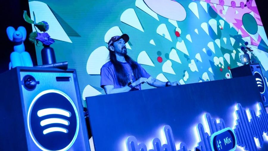 Steve Aoki tampil di atas panggung selama Playlist Masterclass, yang diselenggarakan oleh Spotify dan Steve Aoki, di Kantor Spotify LA: Di Mateo pada tanggal 3 September 2025 di Los Angeles, California. (Photo by Gonzalo Marroquin / GETTY IMAGES NORT