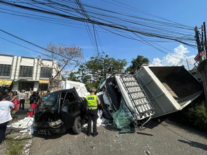 Video: Truk Terjun Bebas dari Tol Merak, Timpa Kendaraan-Tukang Parkir