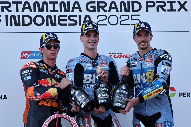 Fermin Aldeguer dari BK8 Gresini Racing merayakan kemenangannya di podium usai menjuarai balapan MotoGP Indonesia 2025 di Sirkuit Internasional Mandalika, Minggu (5/10). (REUTERS/Willy Kurniawan)
