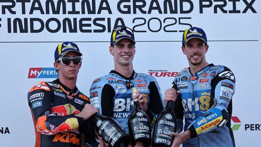 Fermin Aldeguer dari BK8 Gresini Racing merayakan kemenangannya di podium usai menjuarai balapan MotoGP Indonesia 2025 di Sirkuit Internasional Mandalika, Minggu (5/10). (REUTERS/Willy Kurniawan)