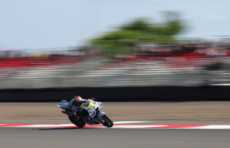 Fermin Aldeguer dari BK8 Gresini Racing merayakan kemenangannya di podium usai menjuarai balapan MotoGP Indonesia 2025 di Sirkuit Internasional Mandalika, Minggu (5/10). (REUTERS/Willy Kurniawan)