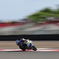 Fermin Aldeguer dari BK8 Gresini Racing beraksi di lintasan Sirkuit Internasional Mandalika saat balapan MotoGP Grand Prix Indonesia 2025, Minggu (5/10). (REUTERS/Willy Kurniawan)