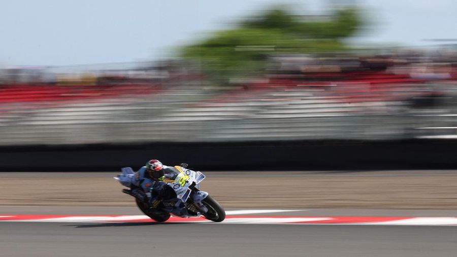 Fermin Aldeguer dari BK8 Gresini Racing merayakan kemenangannya di podium usai menjuarai balapan MotoGP Indonesia 2025 di Sirkuit Internasional Mandalika, Minggu (5/10). (REUTERS/Willy Kurniawan)