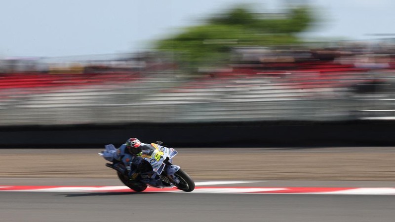 Fermin Aldeguer dari BK8 Gresini Racing merayakan kemenangannya di podium usai menjuarai balapan MotoGP Indonesia 2025 di Sirkuit Internasional Mandalika, Minggu (5/10). (REUTERS/Willy Kurniawan)