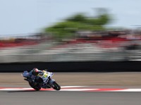 Fermin Aldeguer dari BK8 Gresini Racing beraksi di lintasan Sirkuit Internasional Mandalika saat balapan MotoGP Grand Prix Indonesia 2025, Minggu (5/10). (REUTERS/Willy Kurniawan)