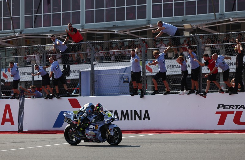 Fermin Aldeguer dari BK8 Gresini Racing merayakan kemenangannya di podium usai menjuarai balapan MotoGP Indonesia 2025 di Sirkuit Internasional Mandalika, Minggu (5/10). (REUTERS/Willy Kurniawan)