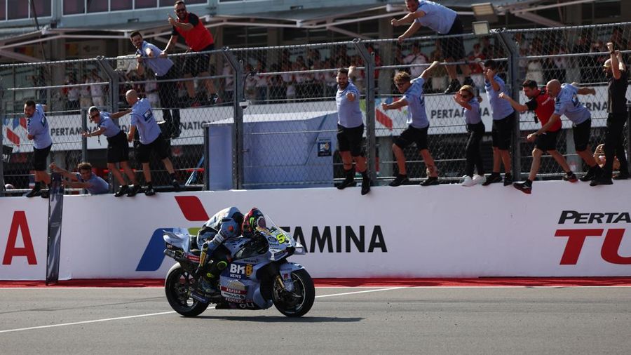 Fermin Aldeguer dari BK8 Gresini Racing merayakan kemenangannya di podium usai menjuarai balapan MotoGP Indonesia 2025 di Sirkuit Internasional Mandalika, Minggu (5/10). (REUTERS/Willy Kurniawan)