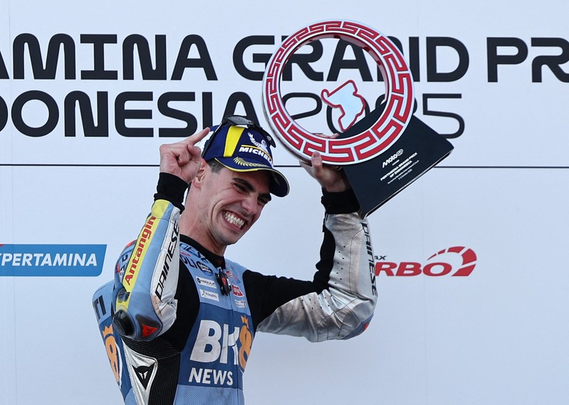 Fermin Aldeguer dari BK8 Gresini Racing merayakan kemenangannya di podium usai menjuarai balapan MotoGP Indonesia 2025 di Sirkuit Internasional Mandalika, Minggu (5/10). (REUTERS/Willy Kurniawan)