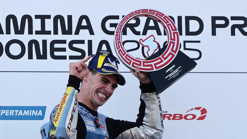 Fermin Aldeguer dari BK8 Gresini Racing merayakan kemenangannya di podium usai menjuarai balapan MotoGP Indonesia 2025 di Sirkuit Internasional Mandalika, Minggu (5/10). (REUTERS/Willy Kurniawan)