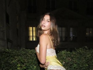 Hailey Bieber Tanggapi Tuduhan Mirip Transgender
