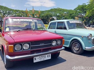 120 Mobil Fiat Lawas Mejeng di Depan Balai Kota Malang