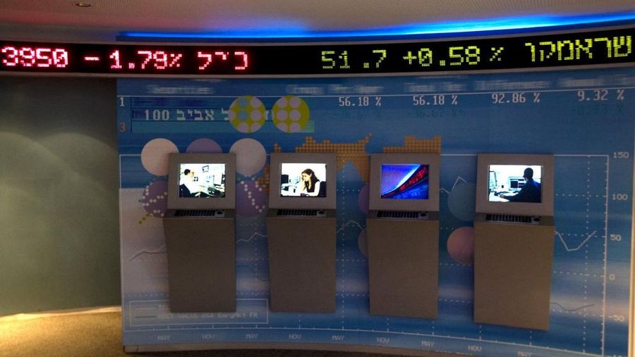 Layar terlihat di Bursa Efek Tel Aviv pada 16 Januari 2011. (Photo by JACK GUEZ / AFP/File Foto)
