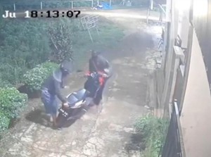Viral Terekam CCTV Dua Maling Gotong Motor di Bogor, Polisi Cek TKP