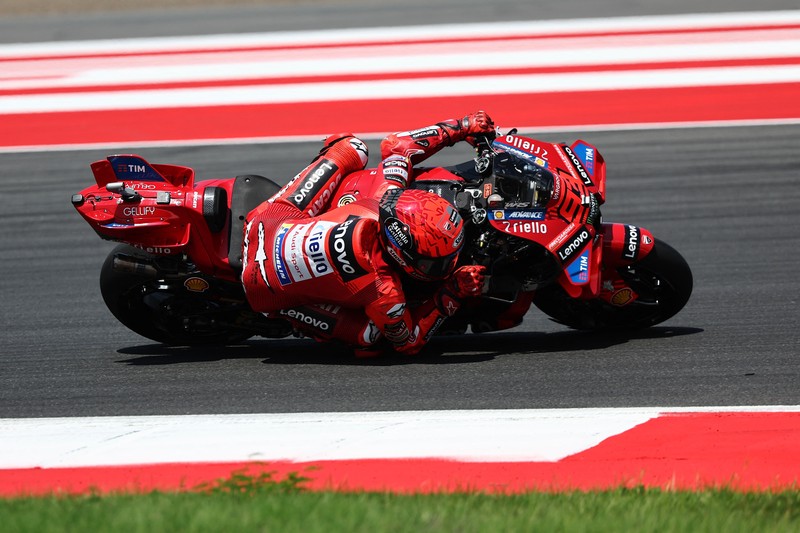 Fermin Aldeguer dari BK8 Gresini Racing merayakan kemenangannya di podium usai menjuarai balapan MotoGP Indonesia 2025 di Sirkuit Internasional Mandalika, Minggu (5/10). (REUTERS/Willy Kurniawan)