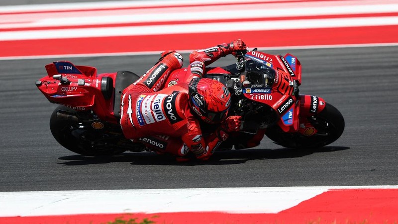 Fermin Aldeguer dari BK8 Gresini Racing merayakan kemenangannya di podium usai menjuarai balapan MotoGP Indonesia 2025 di Sirkuit Internasional Mandalika, Minggu (5/10). (REUTERS/Willy Kurniawan)
