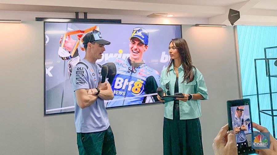 Pebalap rookie Fermin Aldeguer tampil sebagai juara MotoGP Mandalika 2025. (CNBC Indonesia/Maikel Jefriando)