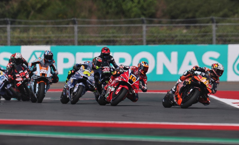 Fermin Aldeguer dari BK8 Gresini Racing merayakan kemenangannya di podium usai menjuarai balapan MotoGP Indonesia 2025 di Sirkuit Internasional Mandalika, Minggu (5/10). (REUTERS/Willy Kurniawan)