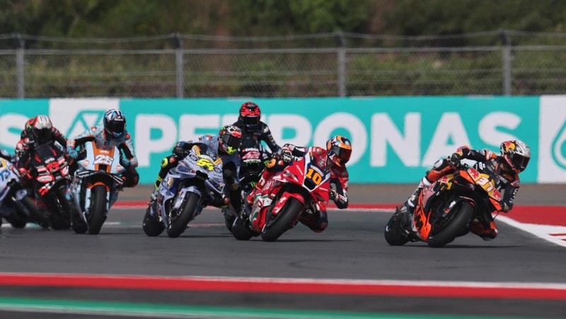 Fermin Aldeguer dari BK8 Gresini Racing merayakan kemenangannya di podium usai menjuarai balapan MotoGP Indonesia 2025 di Sirkuit Internasional Mandalika, Minggu (5/10). (REUTERS/Willy Kurniawan)