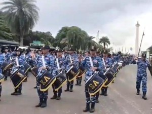 Penampilan Memukau Drumband SMAN 3 Taruna Angkasa Jatim Meriahkan HUT TNI