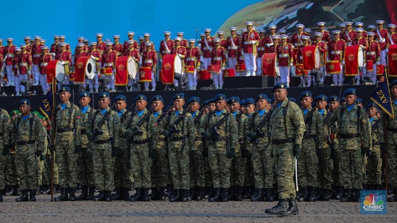 Perayaan HUT Ke-80 TNI pqda Minggu (5/10/2025) menghadirkan warna baru. Seragam tempur digital bernuansa 'sage green' resmi diperkenalkan sebagai simbol pembaruan identitas prajurit TNI. (CNBC Indonesia/Faisal Rahman)