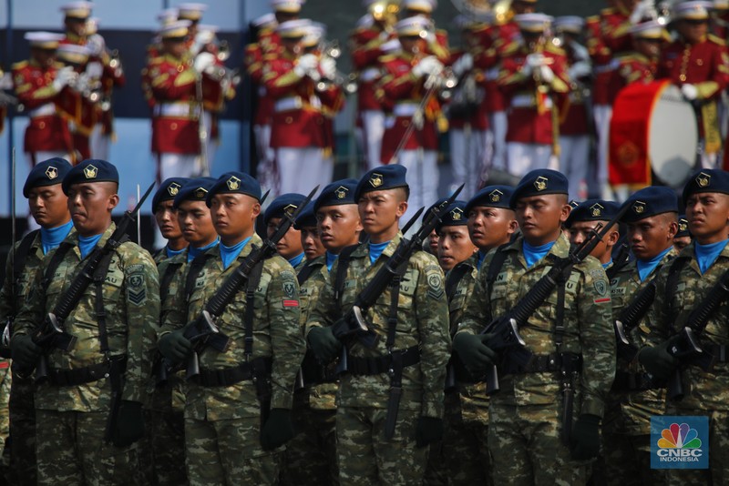Perayaan HUT Ke-80 TNI pqda Minggu (5/10/2025) menghadirkan warna baru. Seragam tempur digital bernuansa 'sage green' resmi diperkenalkan sebagai simbol pembaruan identitas prajurit TNI. (CNBC Indonesia/Faisal Rahman)
