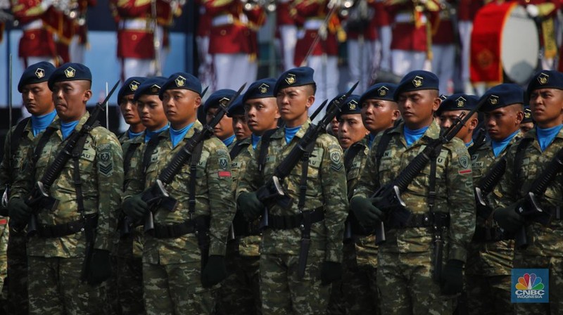 Perayaan HUT Ke-80 TNI pqda Minggu (5/10/2025) menghadirkan warna baru. Seragam tempur digital bernuansa 'sage green' resmi diperkenalkan sebagai simbol pembaruan identitas prajurit TNI. (CNBC Indonesia/Faisal Rahman)