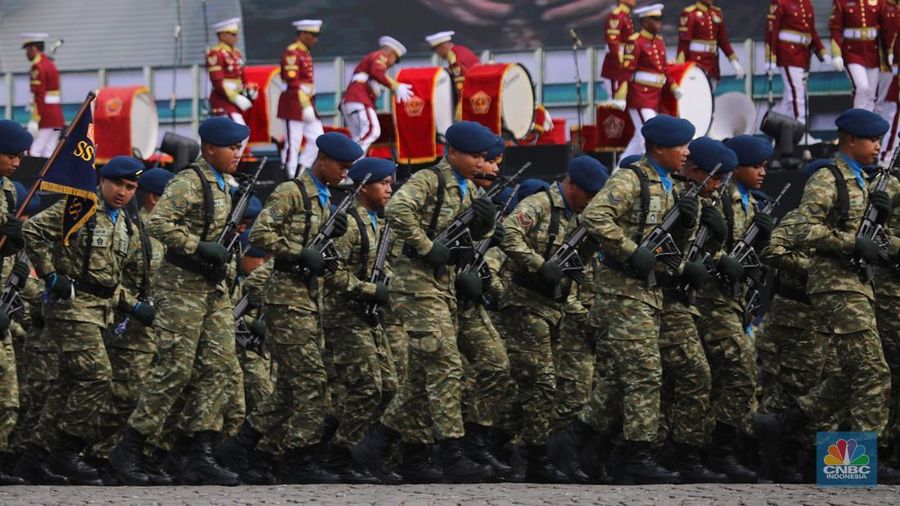 Perayaan HUT Ke-80 TNI pqda Minggu (5/10/2025) menghadirkan warna baru. Seragam tempur digital bernuansa 'sage green' resmi diperkenalkan sebagai simbol pembaruan identitas prajurit TNI. (CNBC Indonesia/Faisal Rahman)
