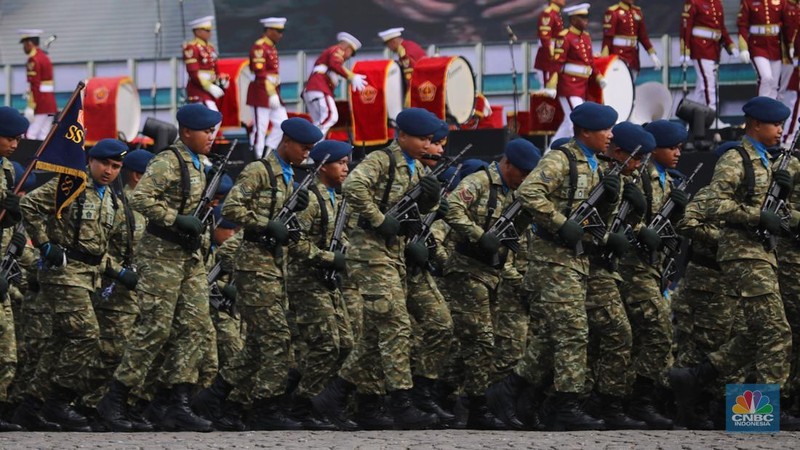 Perayaan HUT Ke-80 TNI pqda Minggu (5/10/2025) menghadirkan warna baru. Seragam tempur digital bernuansa 'sage green' resmi diperkenalkan sebagai simbol pembaruan identitas prajurit TNI. (CNBC Indonesia/Faisal Rahman)
