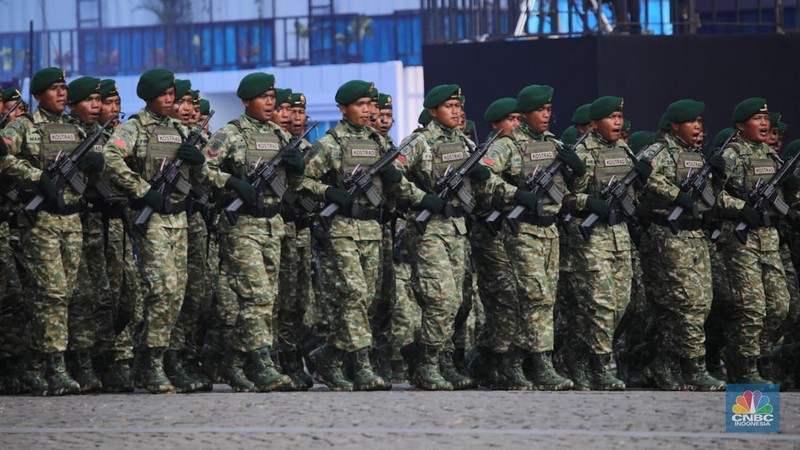 Perayaan HUT Ke-80 TNI pqda Minggu (5/10/2025) menghadirkan warna baru. Seragam tempur digital bernuansa 'sage green' resmi diperkenalkan sebagai simbol pembaruan identitas prajurit TNI. (CNBC Indonesia/Faisal Rahman)