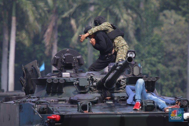 Perayaan HUT Ke-80 TNI pqda Minggu (5/10/2025) menghadirkan warna baru. Seragam tempur digital bernuansa 'sage green' resmi diperkenalkan sebagai simbol pembaruan identitas prajurit TNI. (CNBC Indonesia/Faisal Rahman)