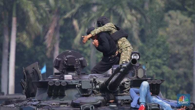 Perayaan HUT Ke-80 TNI pqda Minggu (5/10/2025) menghadirkan warna baru. Seragam tempur digital bernuansa 'sage green' resmi diperkenalkan sebagai simbol pembaruan identitas prajurit TNI. (CNBC Indonesia/Faisal Rahman)
