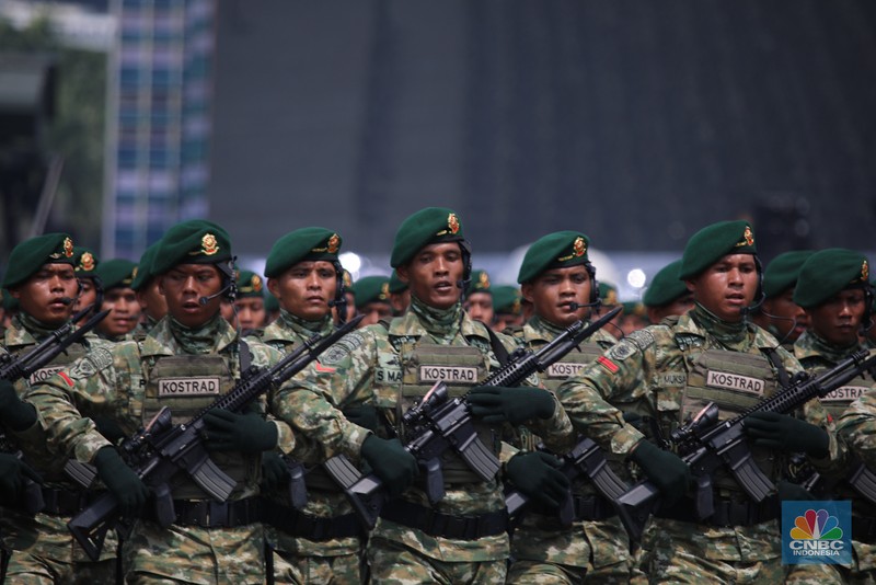 Perayaan HUT Ke-80 TNI pqda Minggu (5/10/2025) menghadirkan warna baru. Seragam tempur digital bernuansa 'sage green' resmi diperkenalkan sebagai simbol pembaruan identitas prajurit TNI. (CNBC Indonesia/Faisal Rahman)
