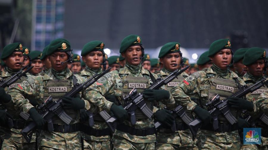 Perayaan HUT Ke-80 TNI pqda Minggu (5/10/2025) menghadirkan warna baru. Seragam tempur digital bernuansa 'sage green' resmi diperkenalkan sebagai simbol pembaruan identitas prajurit TNI. (CNBC Indonesia/Faisal Rahman)