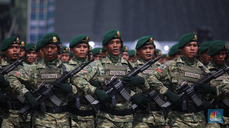 Perayaan HUT Ke-80 TNI pqda Minggu (5/10/2025) menghadirkan warna baru. Seragam tempur digital bernuansa 'sage green' resmi diperkenalkan sebagai simbol pembaruan identitas prajurit TNI. (CNBC Indonesia/Faisal Rahman)