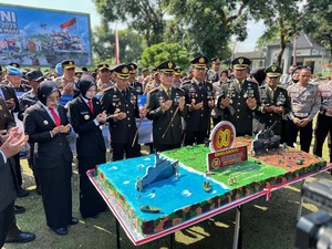 Kompak! Polres Kediri Kota Bawakan Kue-Tumpeng Raksasa di HUT ke-80 TNI