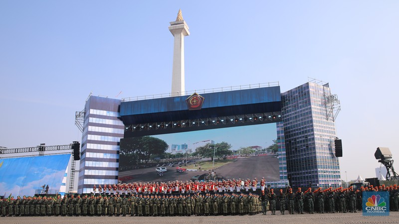 Rangkaian upacara Hari Ulang Tahun (HUT) ke-80 TNI yang berlangsung di kawasan Monas, Jakarta Pusat, Minggu (5/10/2025) selesai. Sejumlah pesawat tempur dari TNI AU langsung beratraksi dan bermanuver di langit Monas. (Srealm Indonesia/Faisal Rahman)