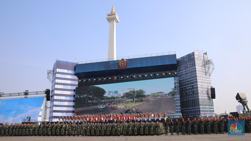 Rangkaian upacara Hari Ulang Tahun (HUT) ke-80 TNI yang berlangsung di kawasan Monas, Jakarta Pusat, Minggu (5/10/2025) selesai. Sejumlah pesawat tempur dari TNI AU langsung beratraksi dan bermanuver di langit Monas. (Srealm Indonesia/Faisal Rahman)