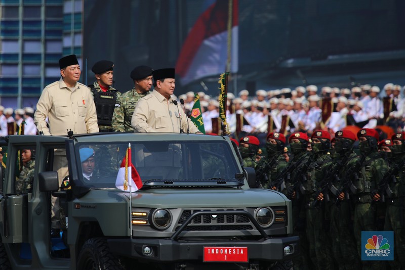 Rangkaian upacara Hari Ulang Tahun (HUT) ke-80 TNI yang berlangsung di kawasan Monas, Jakarta Pusat, Minggu (5/10/2025) selesai. Sejumlah pesawat tempur dari TNI AU langsung beratraksi dan bermanuver di langit Monas. (Srealm Indonesia/Faisal Rahman)