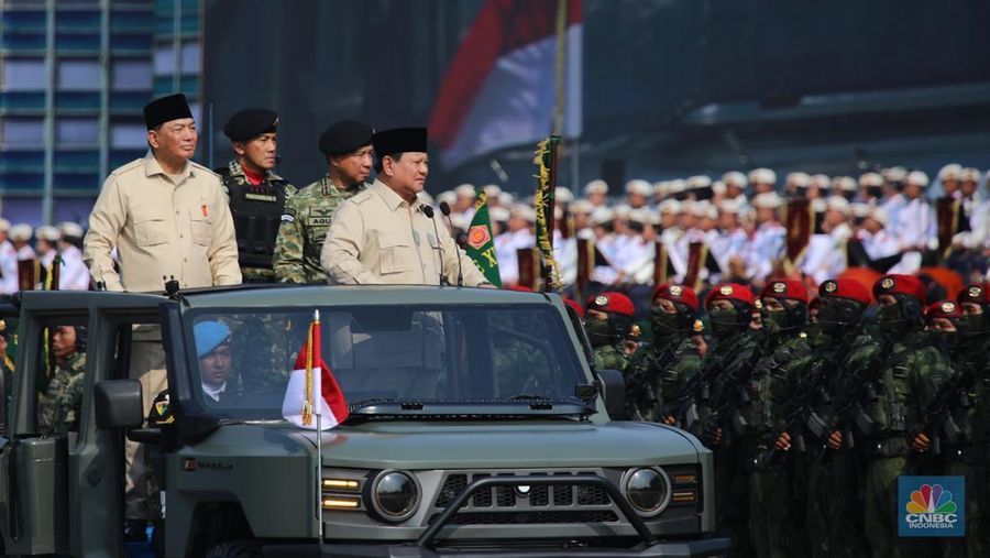 Rangkaian upacara Hari Ulang Tahun (HUT) ke-80 TNI yang berlangsung di kawasan Monas, Jakarta Pusat, Minggu (5/10/2025) selesai. Sejumlah pesawat tempur dari TNI AU langsung beratraksi dan bermanuver di langit Monas. (Srealm Indonesia/Faisal Rahman)