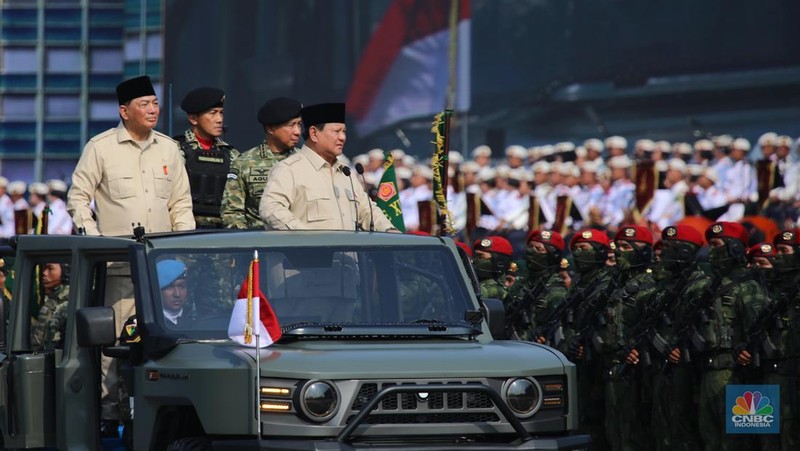 Rangkaian upacara Hari Ulang Tahun (HUT) ke-80 TNI yang berlangsung di kawasan Monas, Jakarta Pusat, Minggu (5/10/2025) selesai. Sejumlah pesawat tempur dari TNI AU langsung beratraksi dan bermanuver di langit Monas. (Srealm Indonesia/Faisal Rahman)