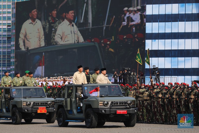 Rangkaian upacara Hari Ulang Tahun (HUT) ke-80 TNI yang berlangsung di kawasan Monas, Jakarta Pusat, Minggu (5/10/2025) selesai. Sejumlah pesawat tempur dari TNI AU langsung beratraksi dan bermanuver di langit Monas. (Srealm Indonesia/Faisal Rahman)