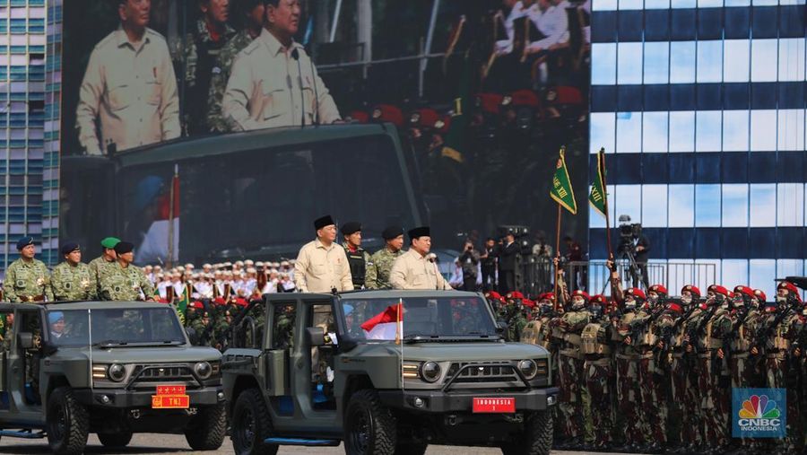Rangkaian upacara Hari Ulang Tahun (HUT) ke-80 TNI yang berlangsung di kawasan Monas, Jakarta Pusat, Minggu (5/10/2025) selesai. Sejumlah pesawat tempur dari TNI AU langsung beratraksi dan bermanuver di langit Monas. (Srealm Indonesia/Faisal Rahman)