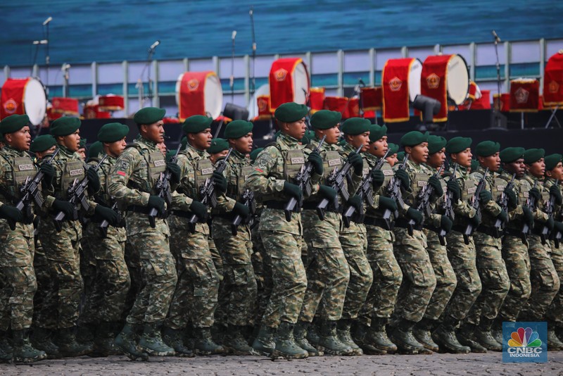 Rangkaian upacara Hari Ulang Tahun (HUT) ke-80 TNI yang berlangsung di kawasan Monas, Jakarta Pusat, Minggu (5/10/2025) selesai. Sejumlah pesawat tempur dari TNI AU langsung beratraksi dan bermanuver di langit Monas. (Srealm Indonesia/Faisal Rahman)