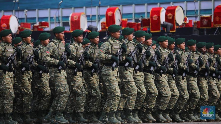 Rangkaian upacara Hari Ulang Tahun (HUT) ke-80 TNI yang berlangsung di kawasan Monas, Jakarta Pusat, Minggu (5/10/2025) selesai. Sejumlah pesawat tempur dari TNI AU langsung beratraksi dan bermanuver di langit Monas. (Srealm Indonesia/Faisal Rahman)