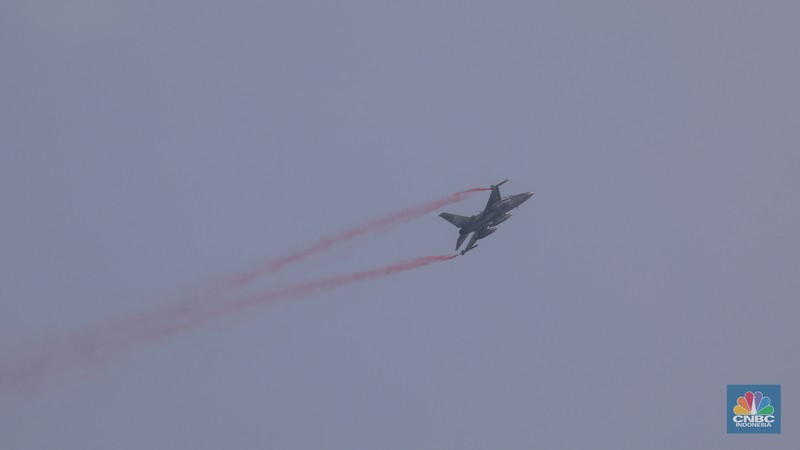 Rangkaian upacara Hari Ulang Tahun (HUT) ke-80 TNI yang berlangsung di kawasan Monas, Jakarta Pusat, Minggu (5/10/2025) selesai. Sejumlah pesawat tempur dari TNI AU langsung beratraksi dan bermanuver di langit Monas. (Srealm Indonesia/Faisal Rahman)